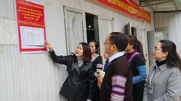 Lãnh đạo xã Khao Mang kiểm tra công tác chuẩn bị bầu cử tại thôn Chống Là.