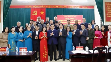 Bí thư Tỉnh ủy chụp ảnh lưu niệm cùng chi bộ.