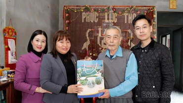 Lãnh đạo phường Nam Cường tặng quà Tết cho các hộ gia đình chính sách trên địa bàn phường