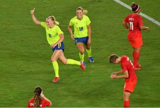 Các nữ tuyển thủ đội bóng Canada bước lên bục vinh quang tại Olympic ảnh 2 Chú thích ảnh