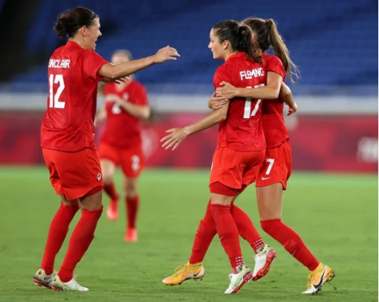 Các nữ tuyển thủ đội bóng Canada bước lên bục vinh quang tại Olympic ảnh 1 Chú thích ảnh