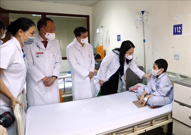Phó Chủ tịch nước Võ Thị Ánh Xuân thăm, tặng quà cho bệnh nhi nhân dịp Tết Trung Thu 2021 ảnh 2 Chú thích ảnh