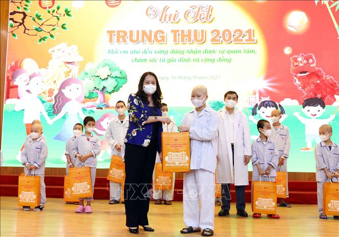 Phó Chủ tịch nước Võ Thị Ánh Xuân thăm, tặng quà cho bệnh nhi nhân dịp Tết Trung Thu 2021 ảnh 4 Chú thích ảnh