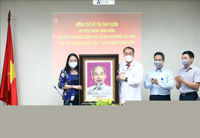 Phó Chủ tịch nước Võ Thị Ánh Xuân thăm, tặng quà cho bệnh nhi nhân dịp Tết Trung Thu 2021 ảnh 1 Chú thích ảnh
