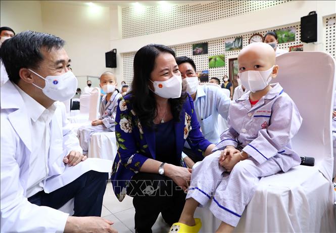 Phó Chủ tịch nước Võ Thị Ánh Xuân thăm, tặng quà cho bệnh nhi nhân dịp Tết Trung Thu 2021 ảnh 3 Chú thích ảnh