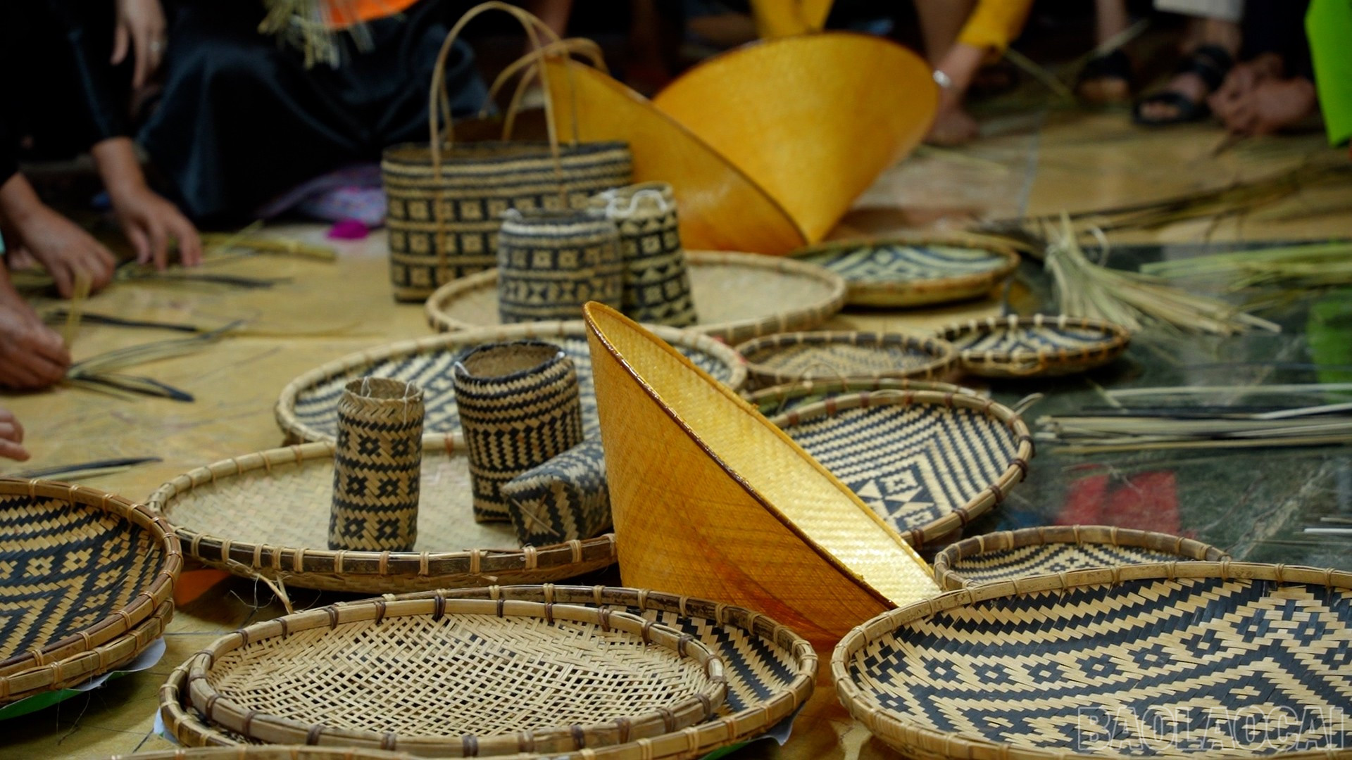 Một số hình ảnh của sản phẩm do các nghệ nhân thực hành tại buổi tập huấn baolaocai-br_dan-08.jpg