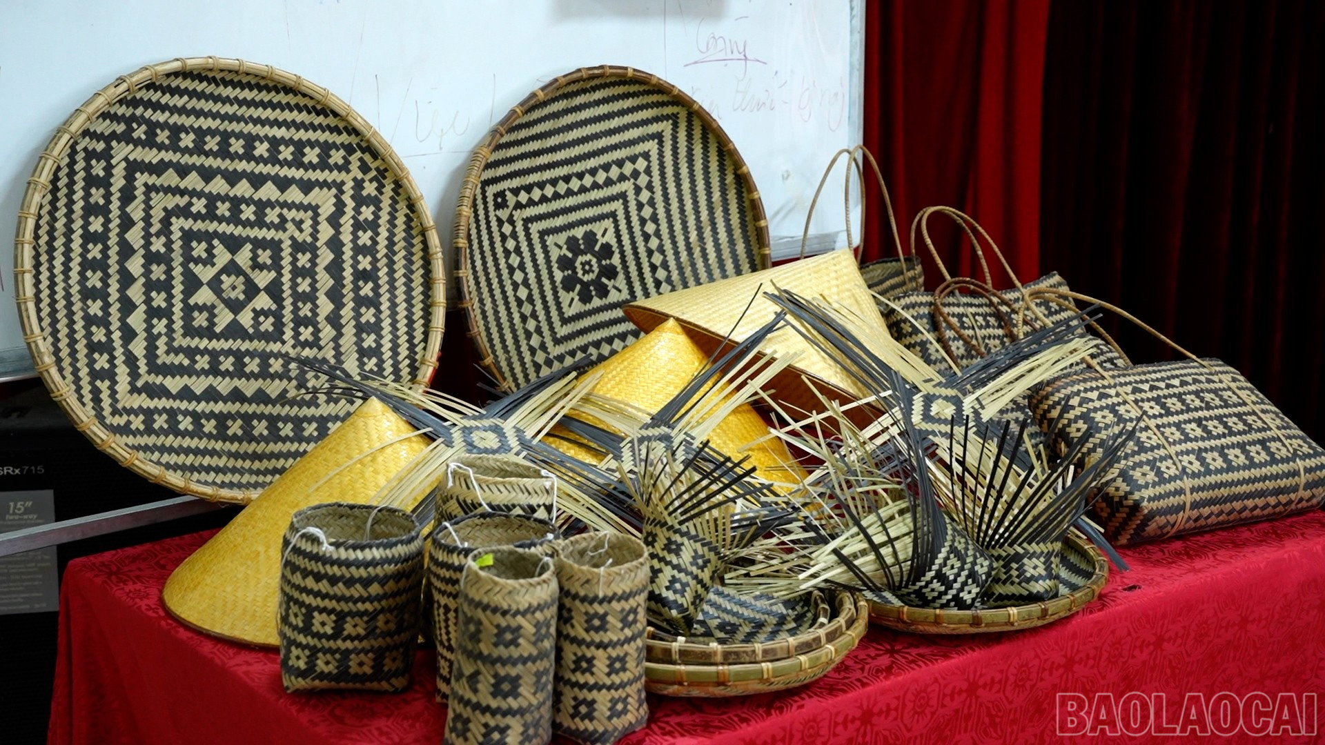 Sản phẩm đan lát rất tinh tế và đẹp mắt. baolaocai-br_dan-02.jpg