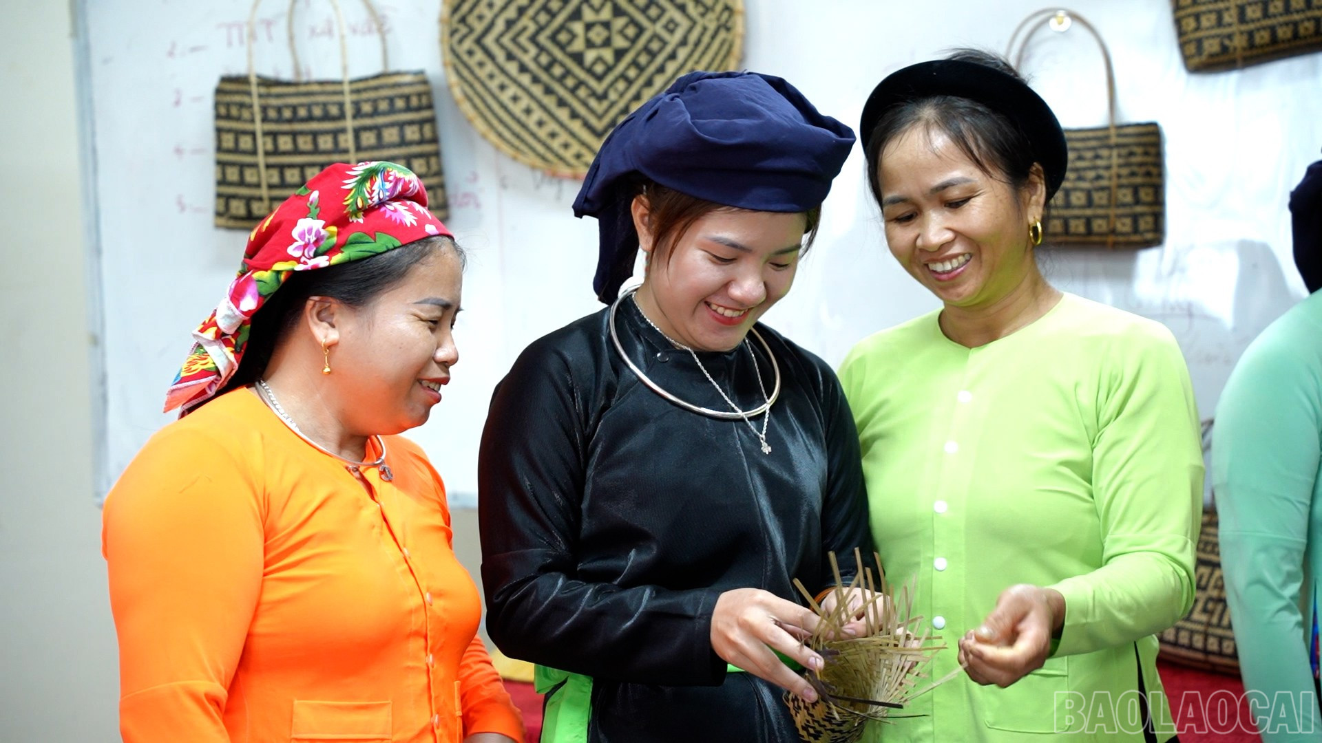 Cổ Thị Bích Hồng thích thú khi được các bà, các mẹ truyền dạy từng đường đan tinh tế. baolaocai-br_em-hong-copy.jpg