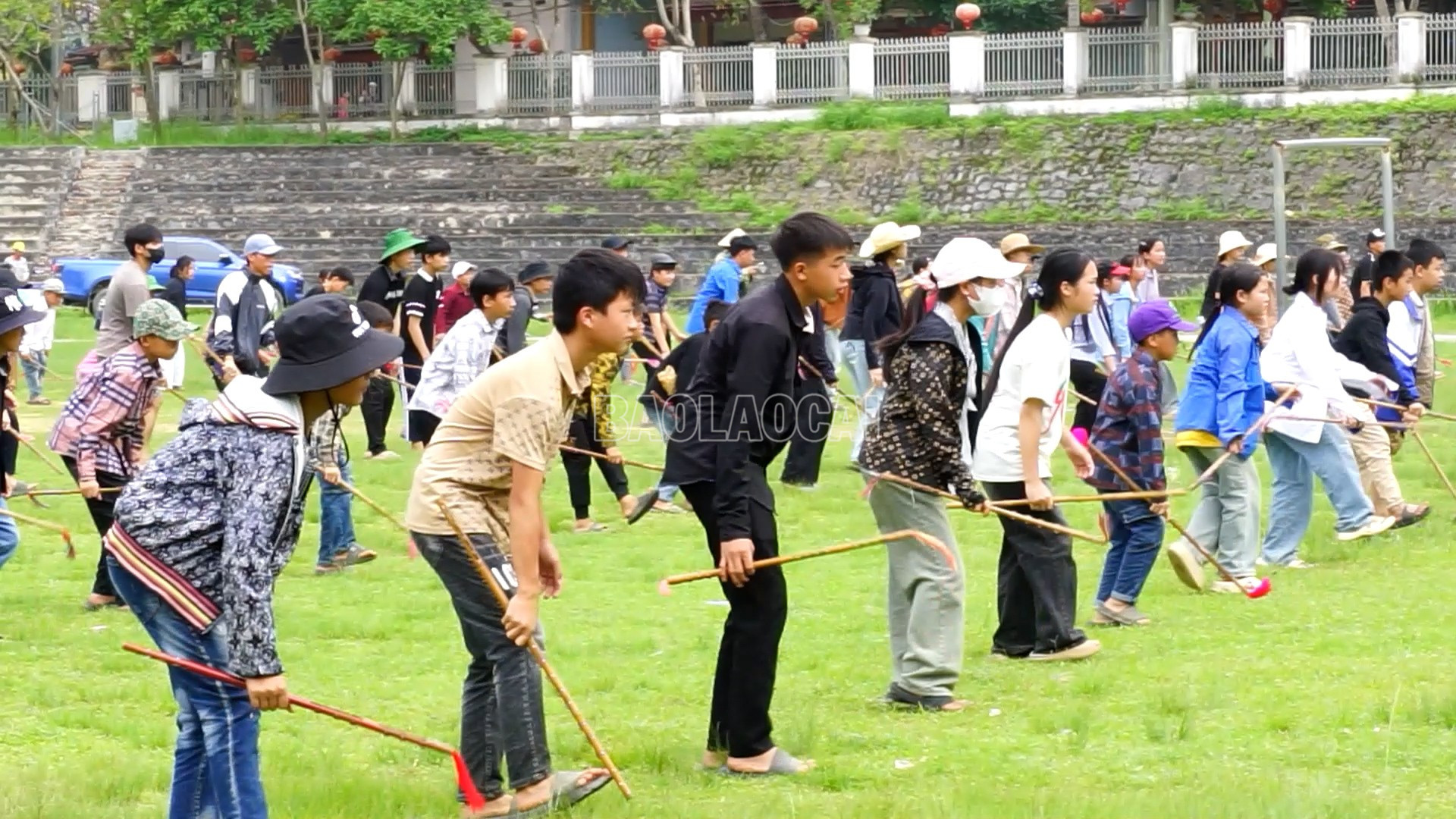 Các em học sinh say sưa luyện tập. baolaocai-c_mua-gay-03.jpg