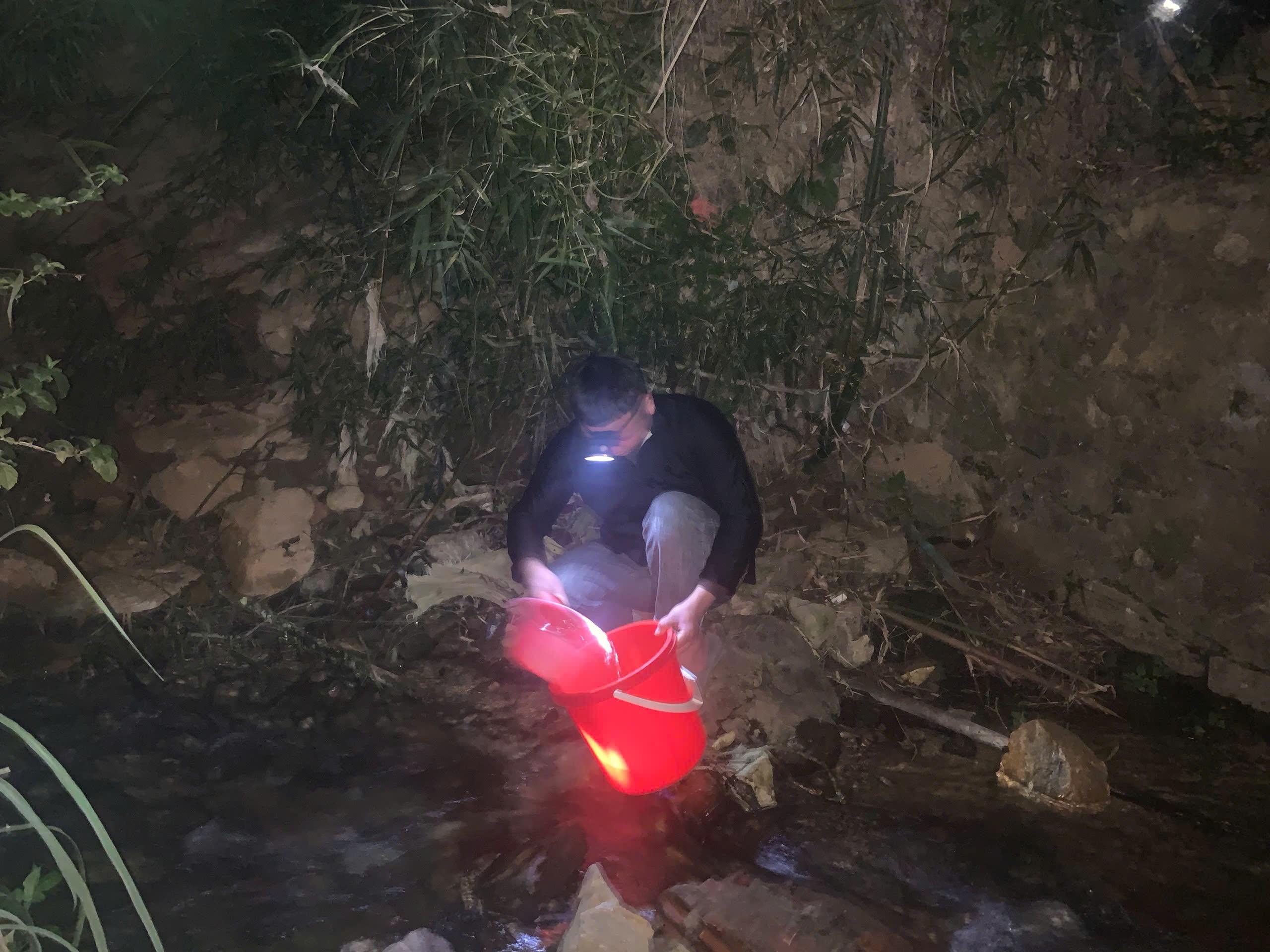 Encik Lam Van Duc, dari kampung Na Lo, komune Bac Ha, mengambil air untuk berdoa bagi nasib baik dan keamanan, mengikut adat tradisional orang Tay di Bac Ha pada Malam Tahun Baru. z7540050676606-fab8acc3cf1cc47a775da05630a51cb5.jpg