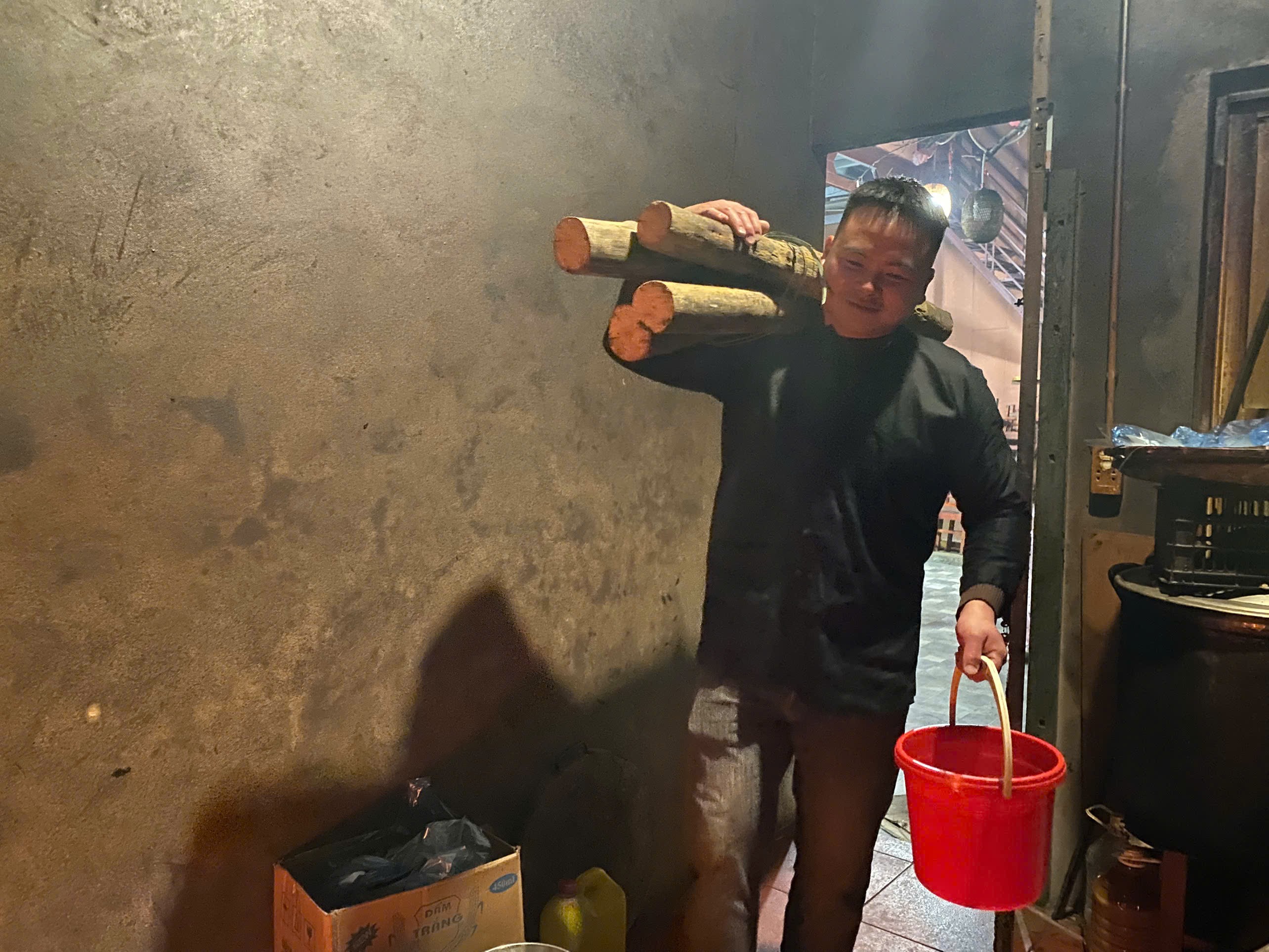 Seperti kebiasaan, pada Malam Tahun Baru, keluarga Tay dan Nung pergi ke hulu sungai untuk z7540620202559-52a7ce864d7399ccb57335b742270971.jpg