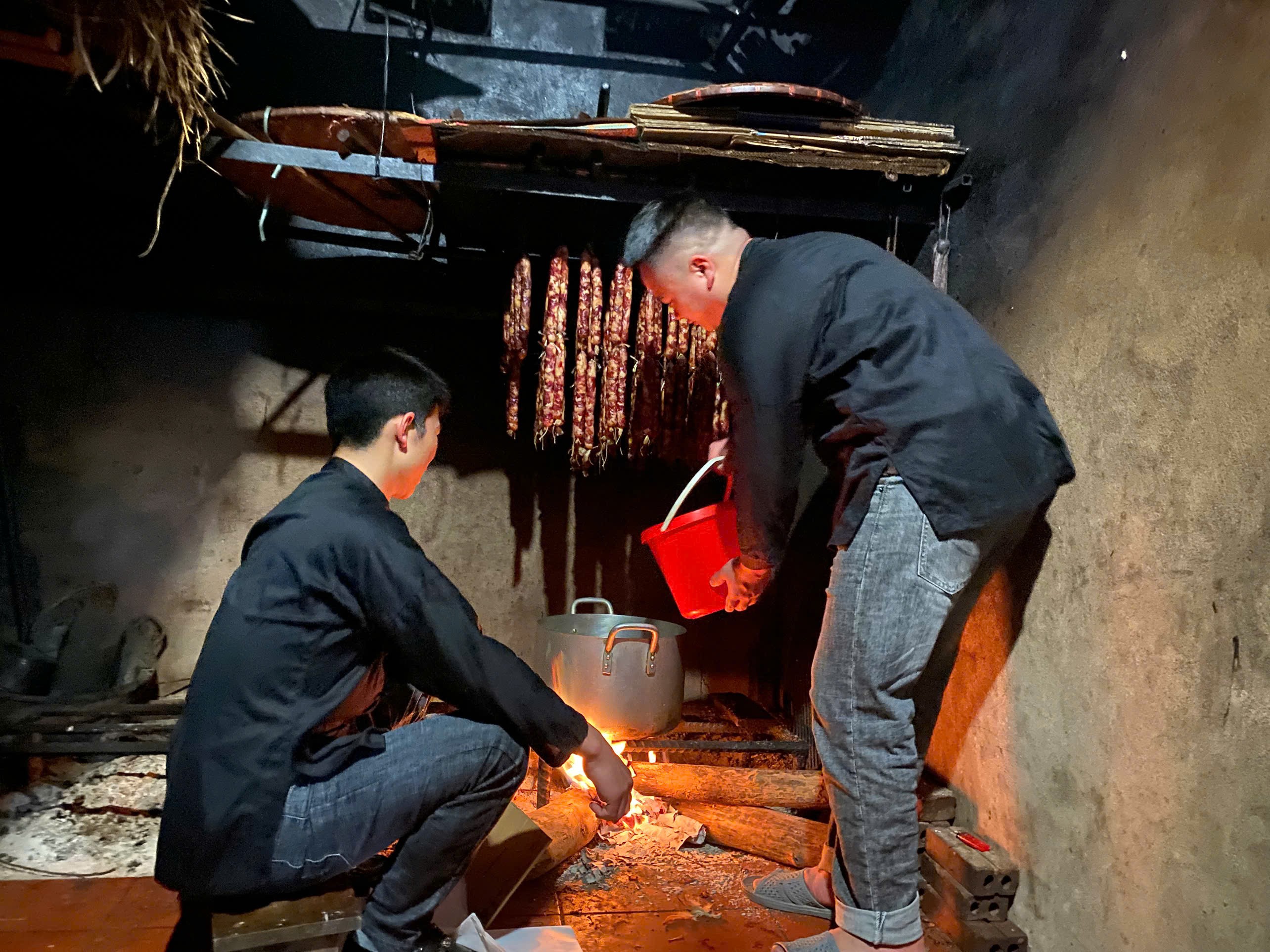 Selepas mengambil air, orang Tay dan Nung di Bac Ha akan merebusnya untuk membuat teh bagi menyambut tahun baharu. z7540620237386-cfd1af906c6dc8e319cb6d3bb2f3b1bb.jpg