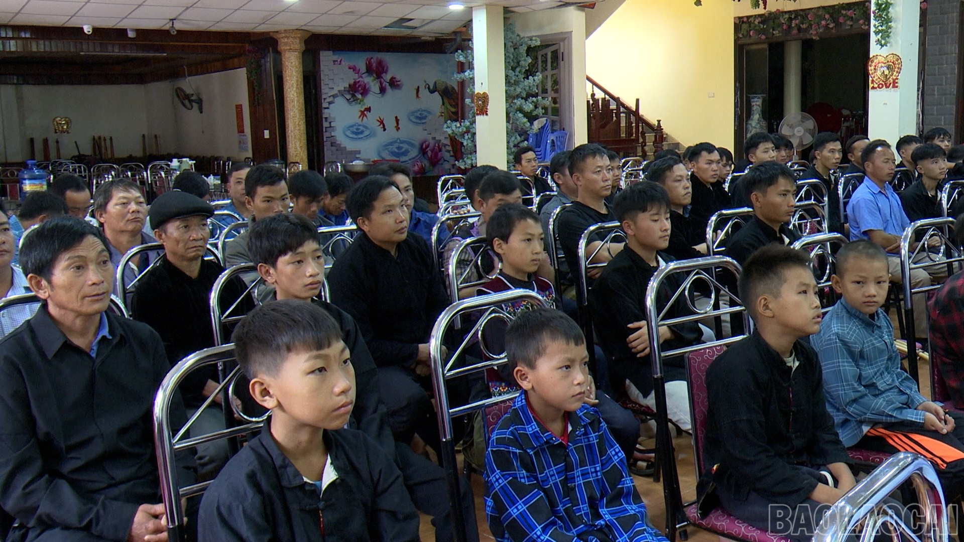 Các học viên tham gia tập huấn với sự tự hào, tình yêu và khát vọng gìn giữ, phát huy giá trị văn hóa truyền thống của dân tộc. baolaocai-br_khen-01.jpg