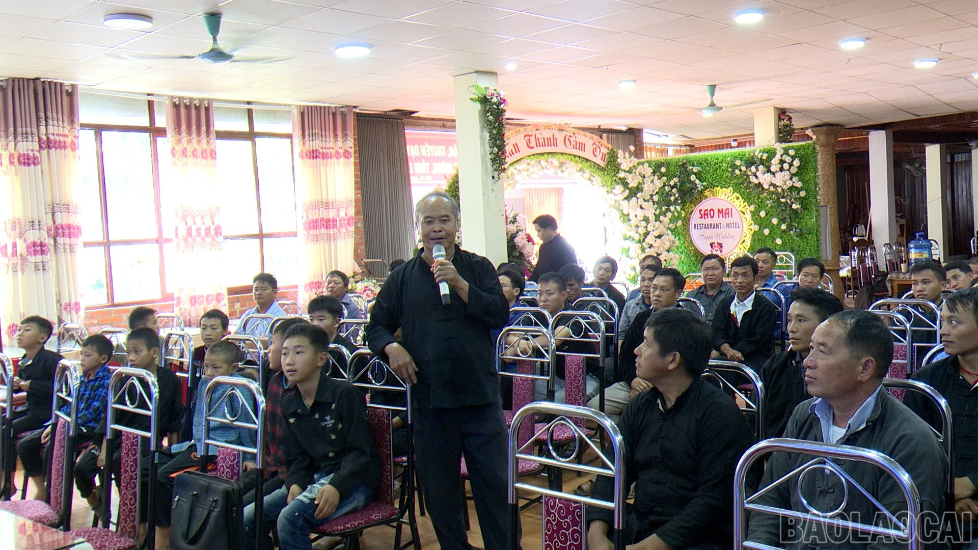 Các học viên ở nhiều lứa tuổi cùng tham gia lớp tập huấn, trong đó có các em nhỏ từ 6 tuổi cho đến những nghệ nhân ngoài 70, 80 tuổi. baolaocai-br_khen-11.jpg