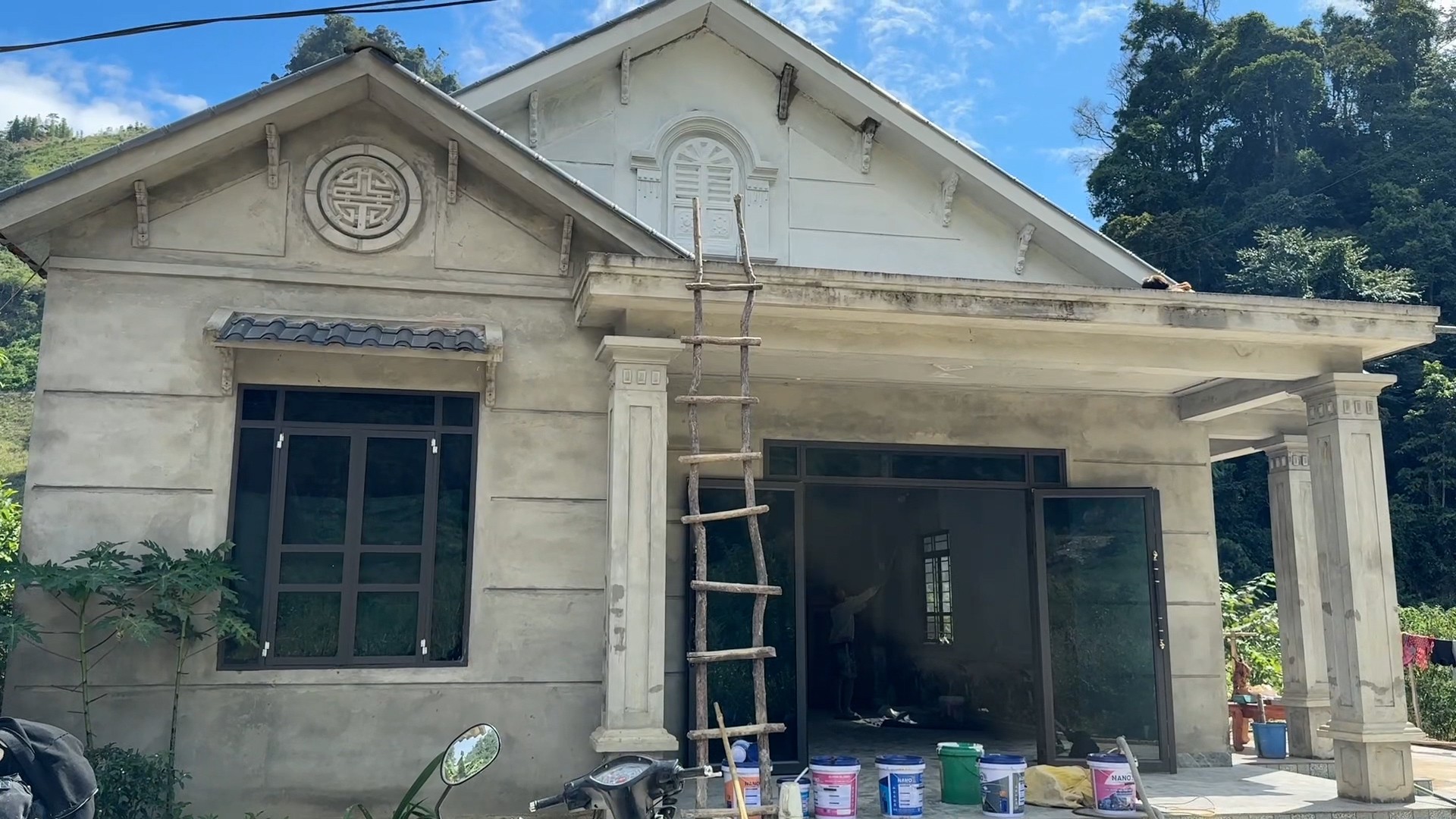 Nhiều người dân đi xuất khẩu lao động về đã xây dựng được nhà khang trang. 7.jpg