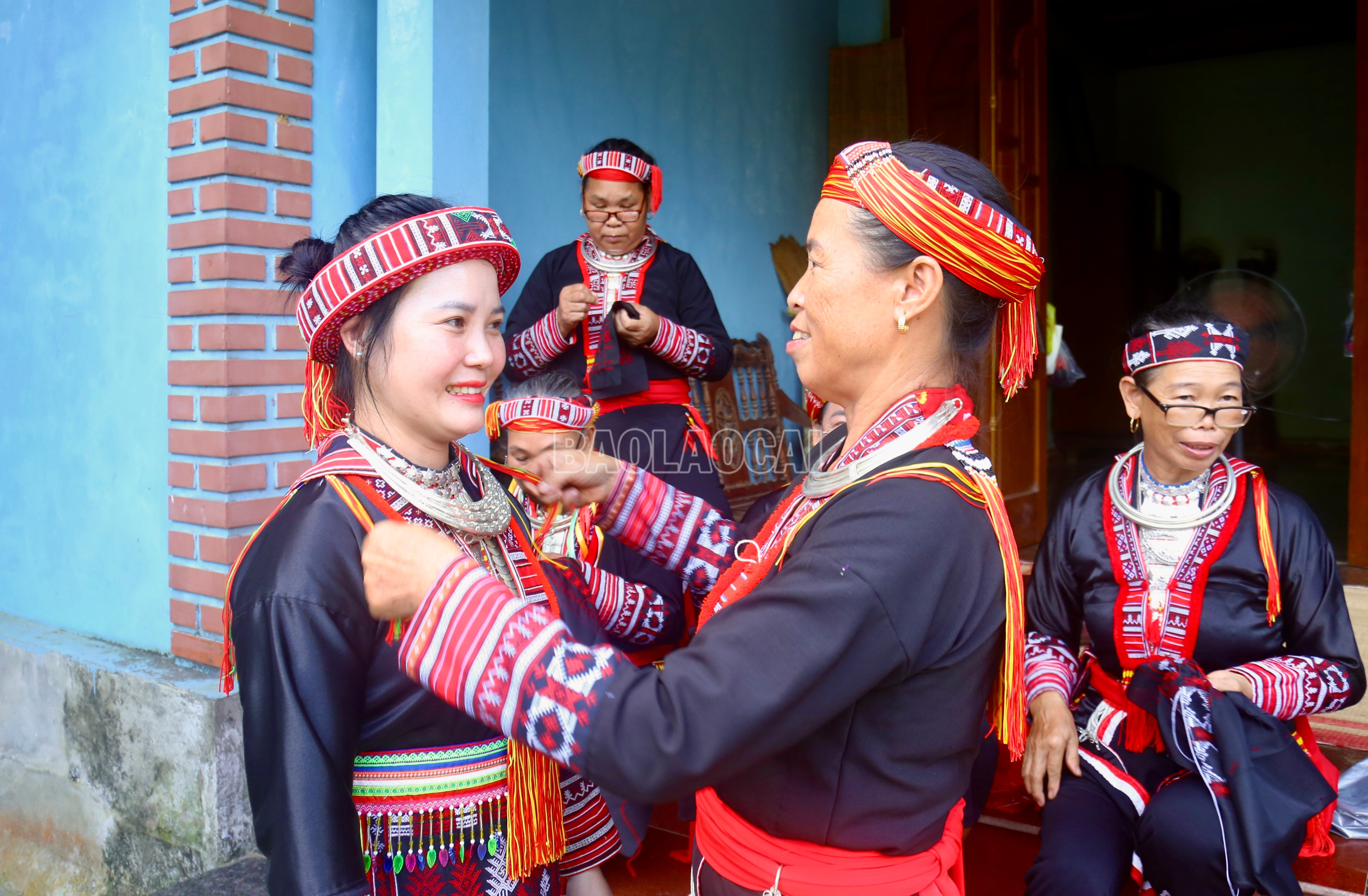 Trajes tradicionais do povo Red Dao em Dong Cuong. baolaocai-c_img-6873.jpg