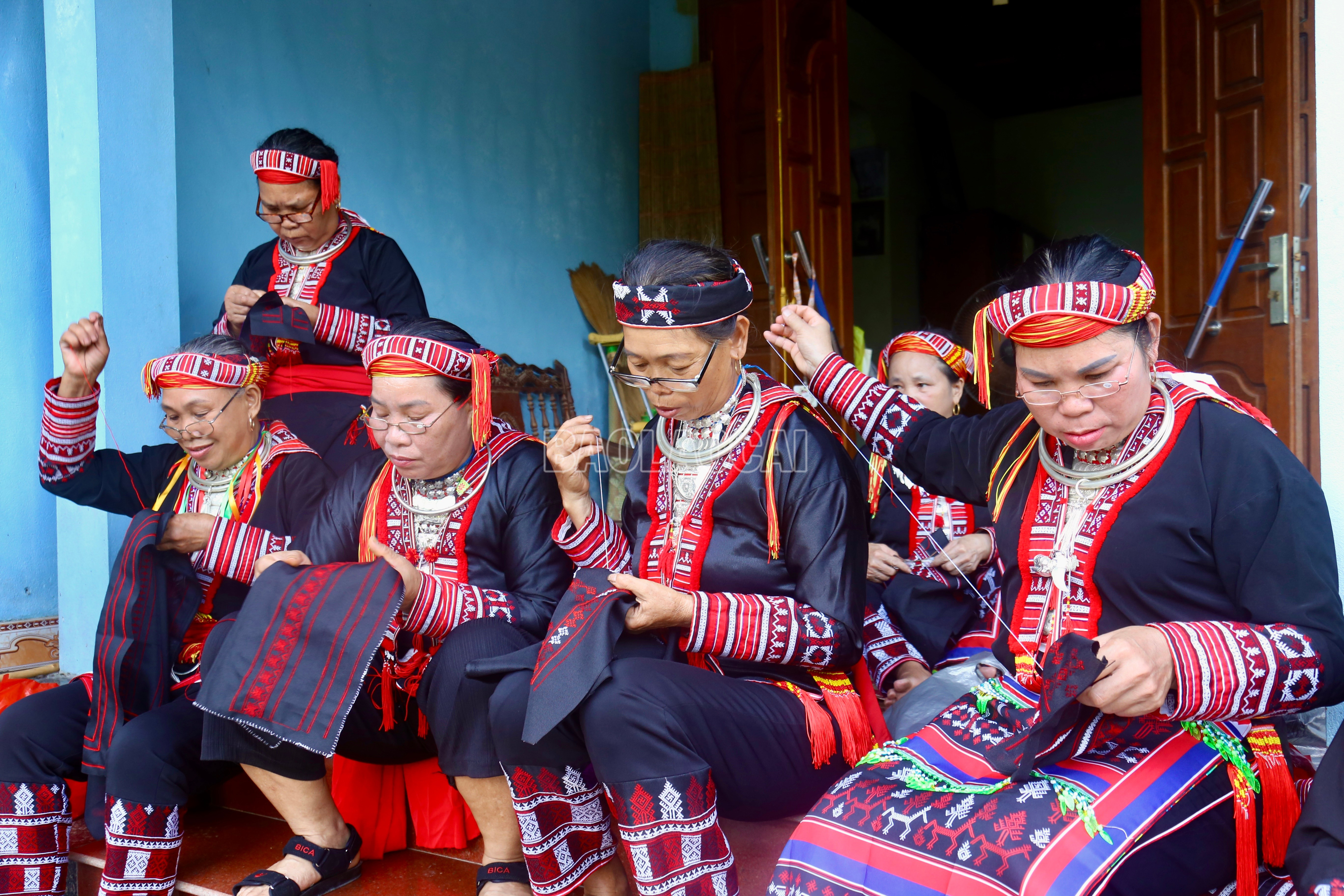 As mulheres Red Dao em Dong Cuong ainda mantêm o artesanato tradicional de bordar trajes. baolaocai-c_img-6930.jpg
