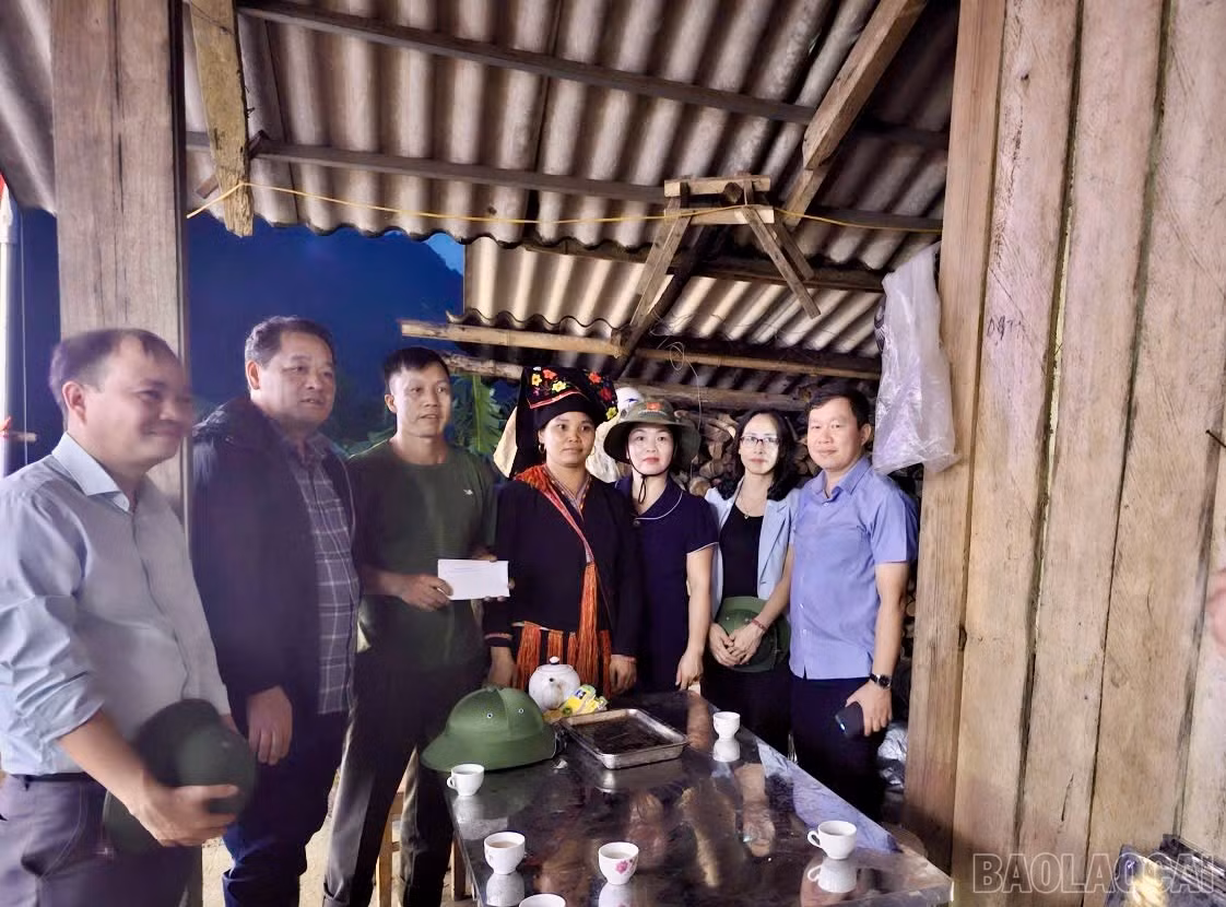 Đồng chí Lý Bình Minh thăm hỏi, động viên gia đình bị ảnh hưởng do hoàn lưu bão số 10.