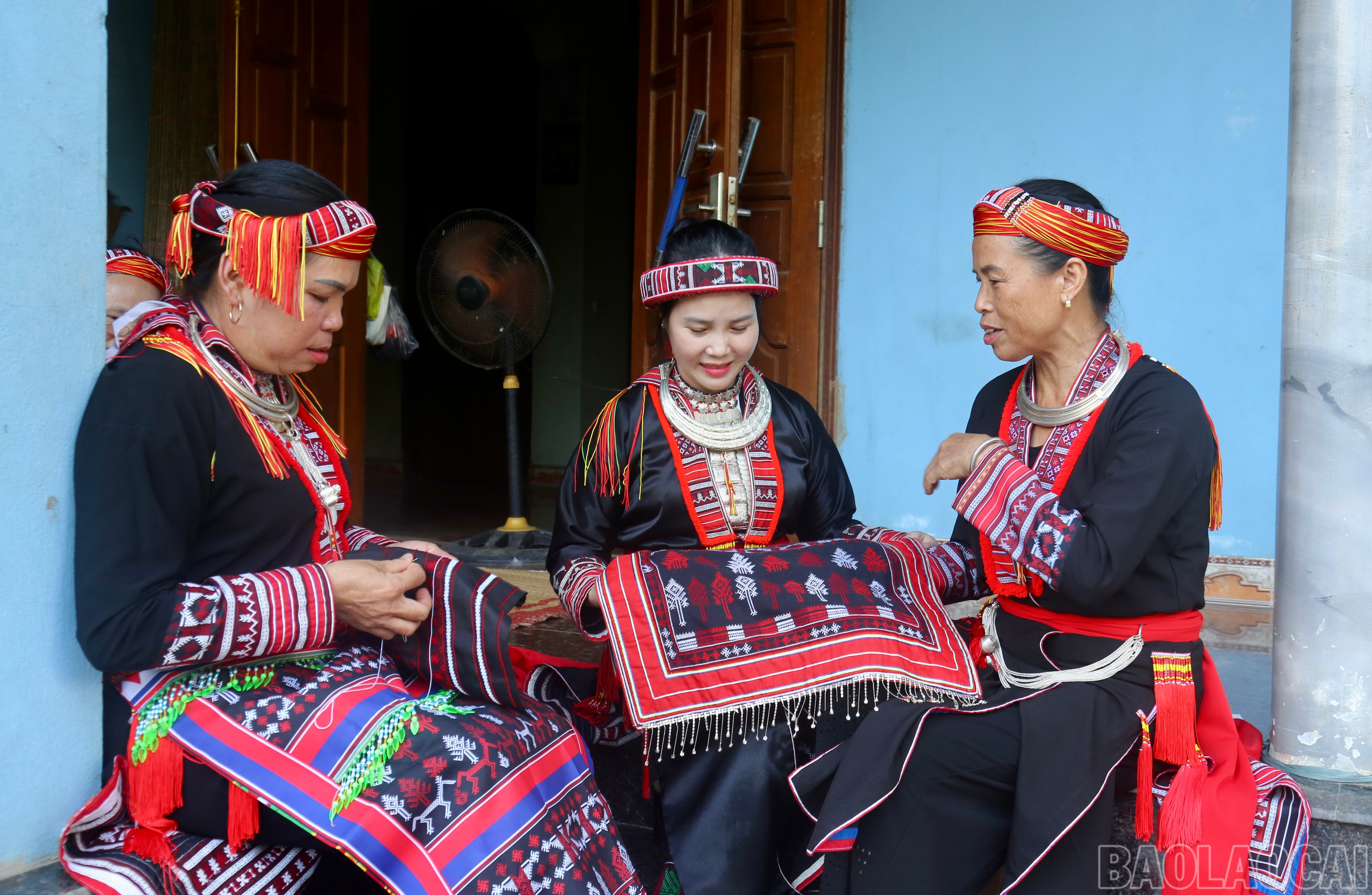 As autoridades da comuna de Dong Cuong estão trabalhando com a população local para preservar os trajes tradicionais do povo Red Dao. baolaocai-br_img-6936.jpg