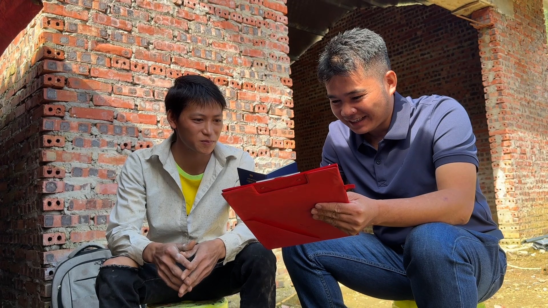 Anh Tô Văn Cảnh hướng dẫn anh Phàn Xuân Hòa hoàn thiện hồ sơ trước khi xuất cảnh. 4.jpg