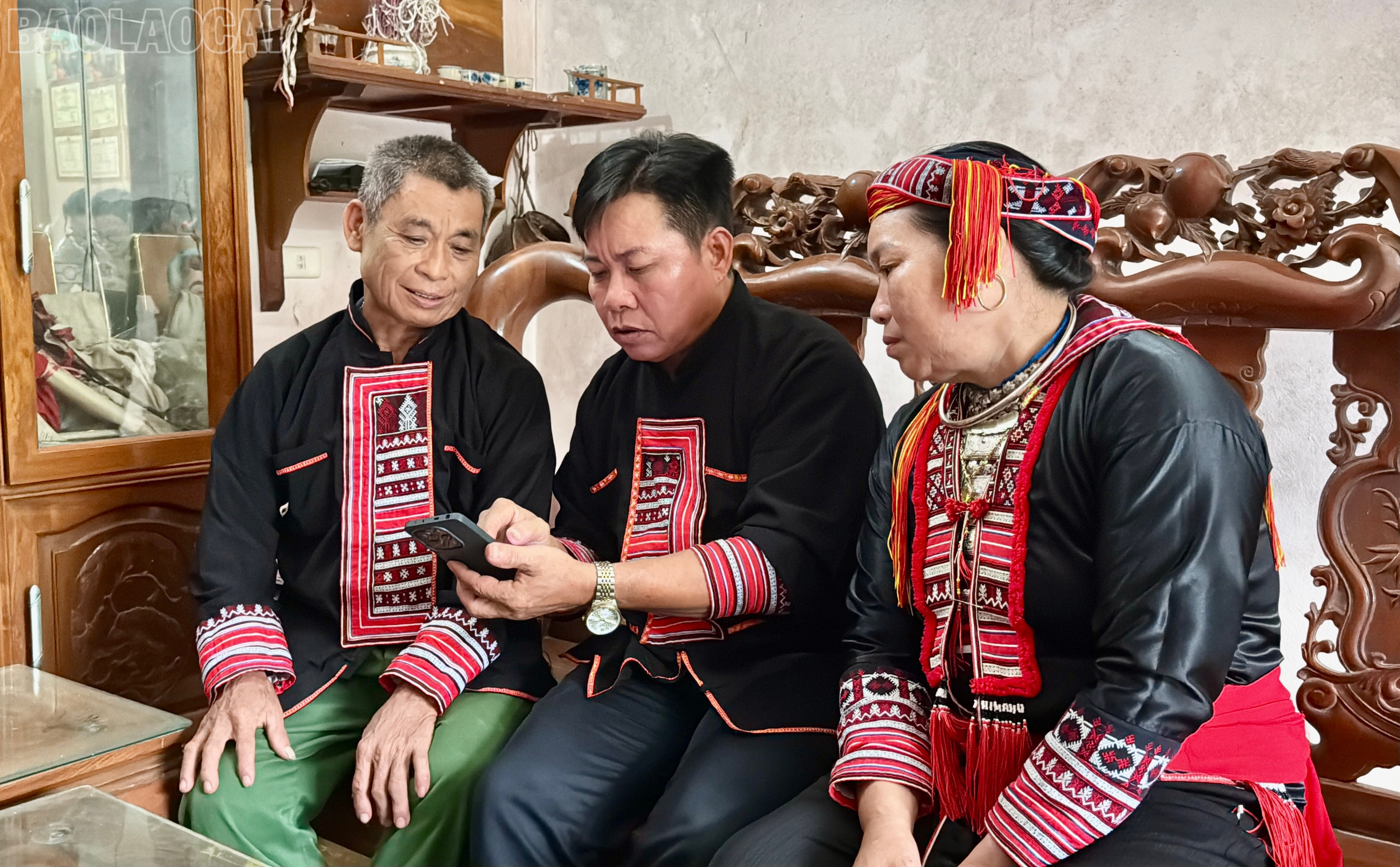 Các thành viên sẵn sàng đến tận nhà "cầm tay chỉ việc". baolaocai-tl_img-8076.jpg