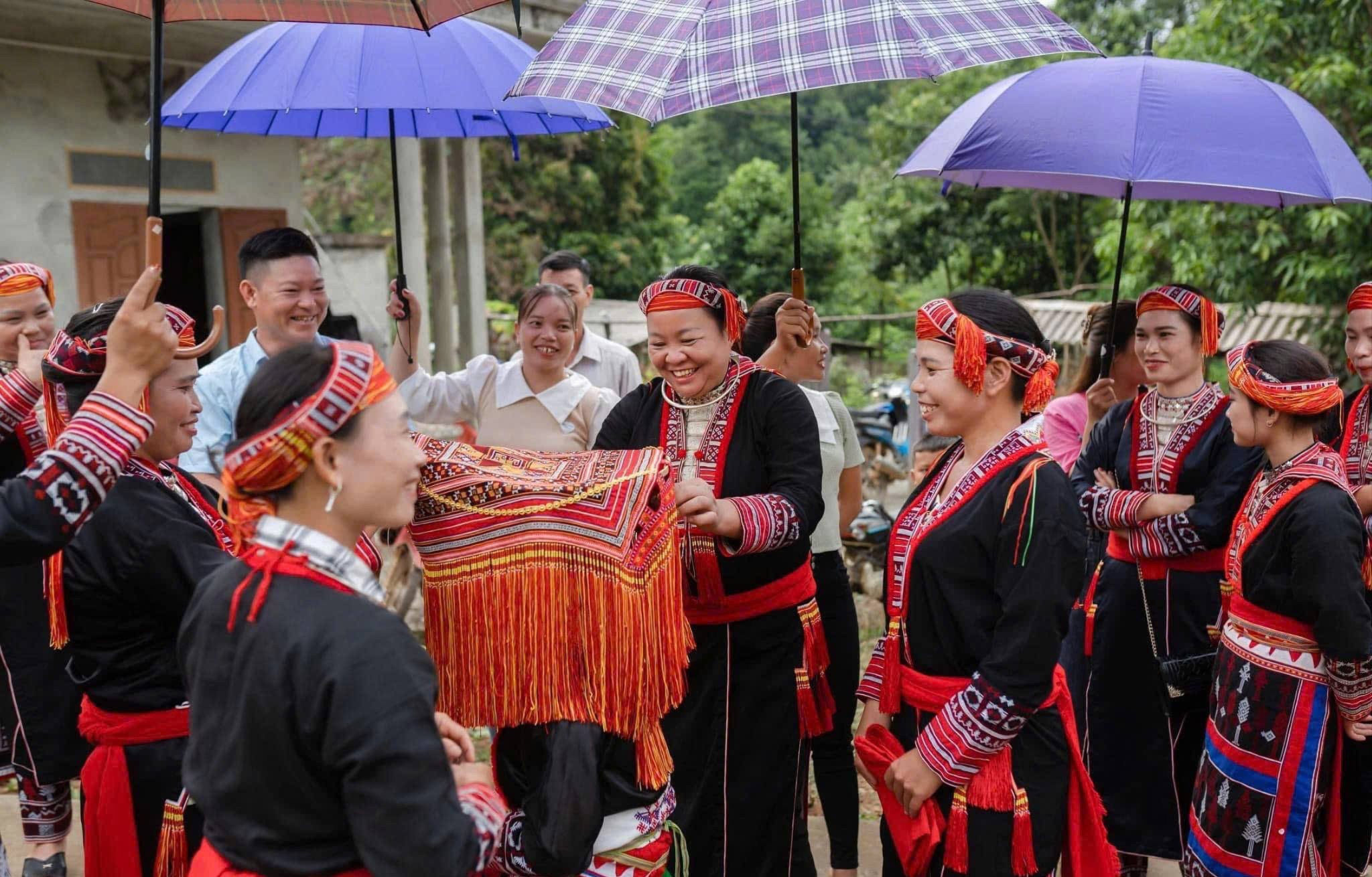 As pessoas usam fantasias do Dao Vermelho no dia do casamento. Fonte da foto: Comunidade de Dong Cuong z7048476978412-4cea74fc0d5ffa458881a270d10012f7-8762.jpg