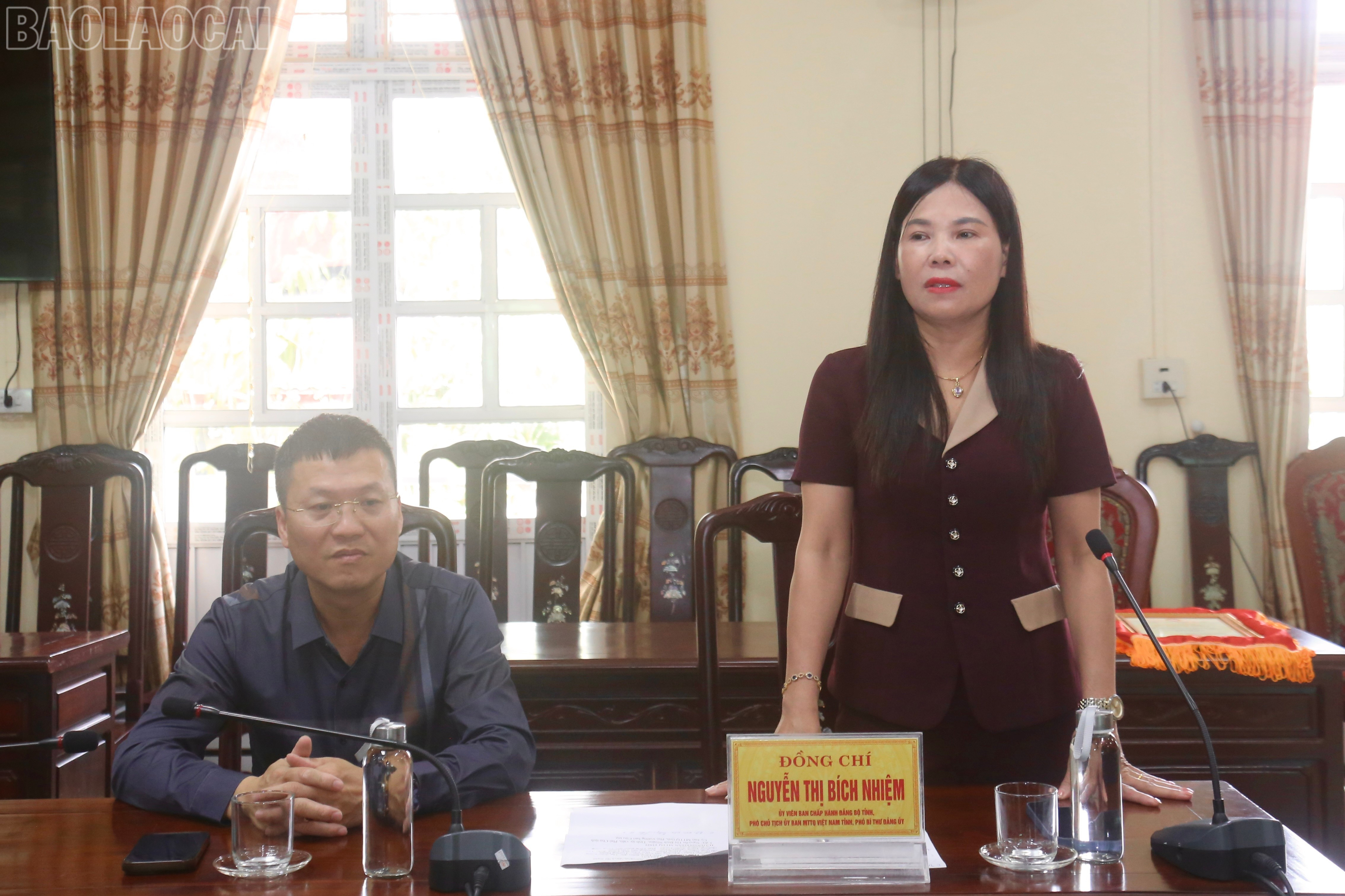 Đồng chí Nguyễn Thị Bích Nhiệm phát biểu tại buổi tiếp nhận ủng hộ. baolaocai-tl_img-7046.jpg
