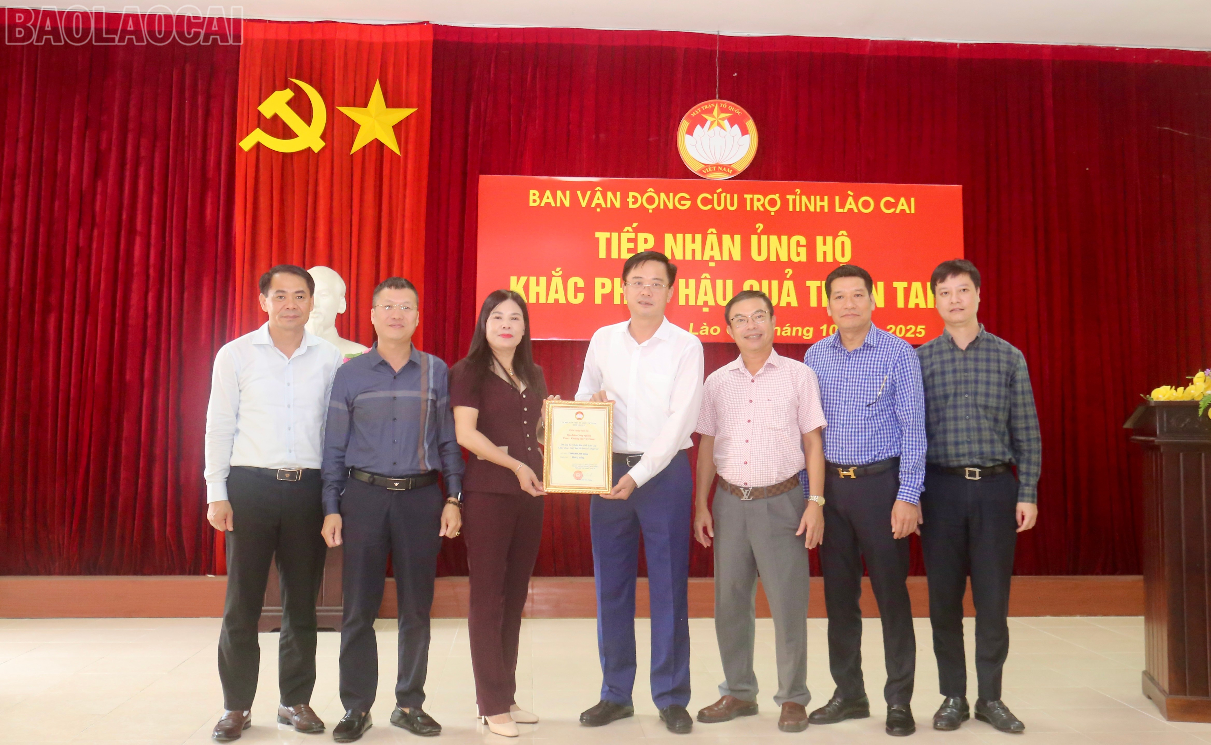 Ủy ban Mặt trận Tổ quốc Việt Nam tỉnh Lào Cai trao chứng nhận ủng hộ cho doanh nghiệp. baolaocai-tl_img-7089.jpg