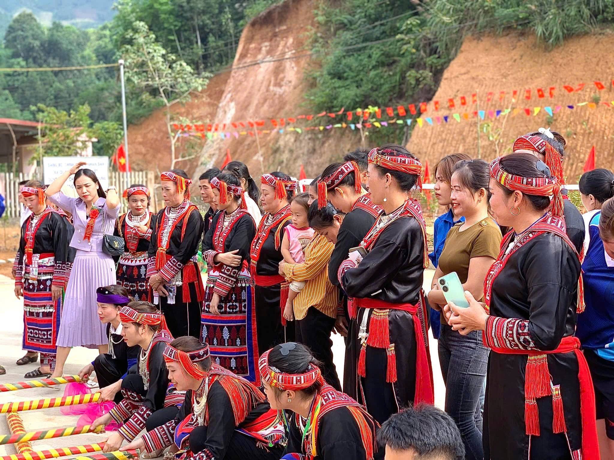 Pessoas vestindo trajes do Dao Vermelho no Dia da Grande Unidade Nacional. Fonte da foto: Comuna de Dong Cuong z7048476981080-00bf2d9701b8d79c79df73d35181e97a.jpg