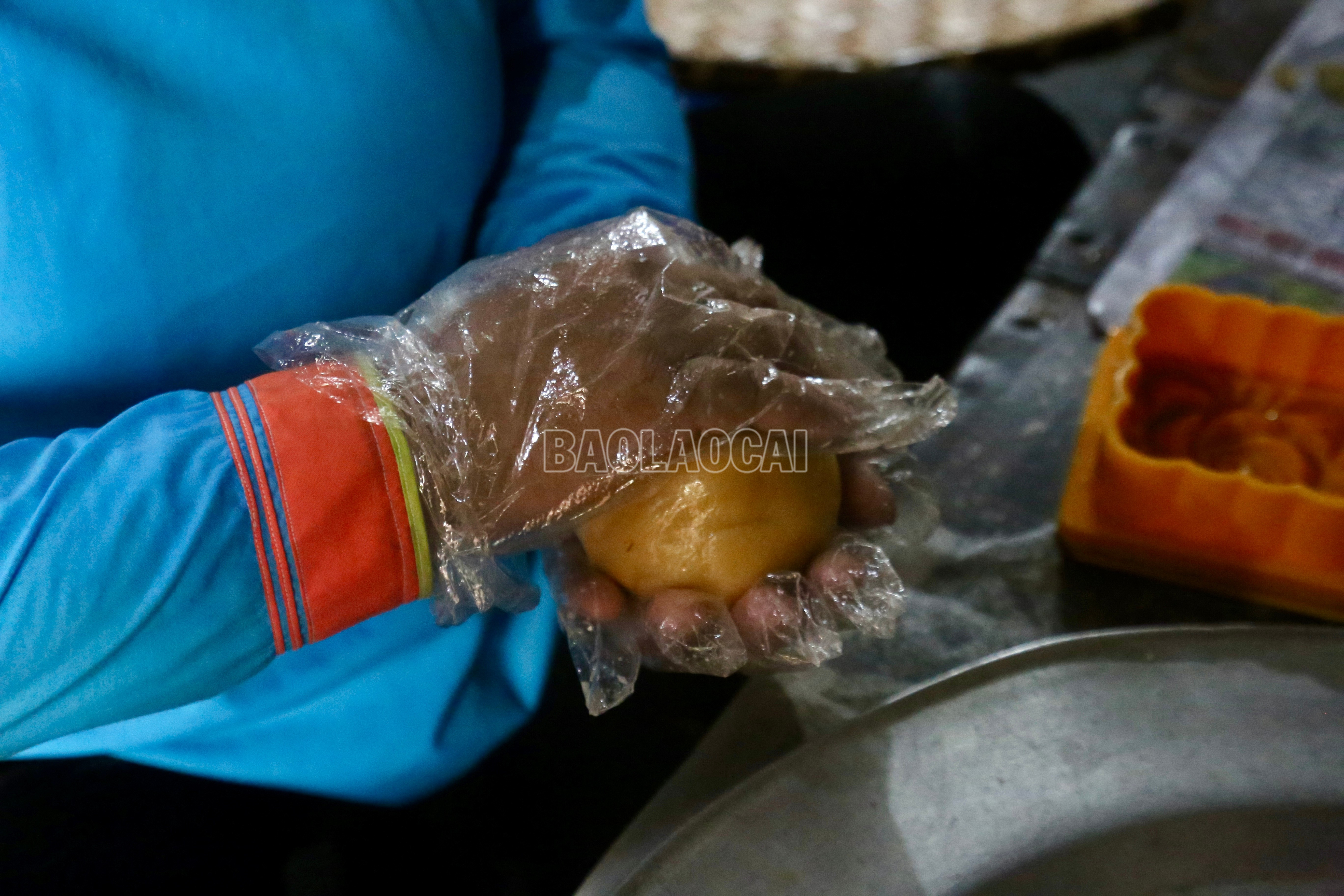 Người nặn vỏ bánh. baolaocai-c_img-6448.jpg