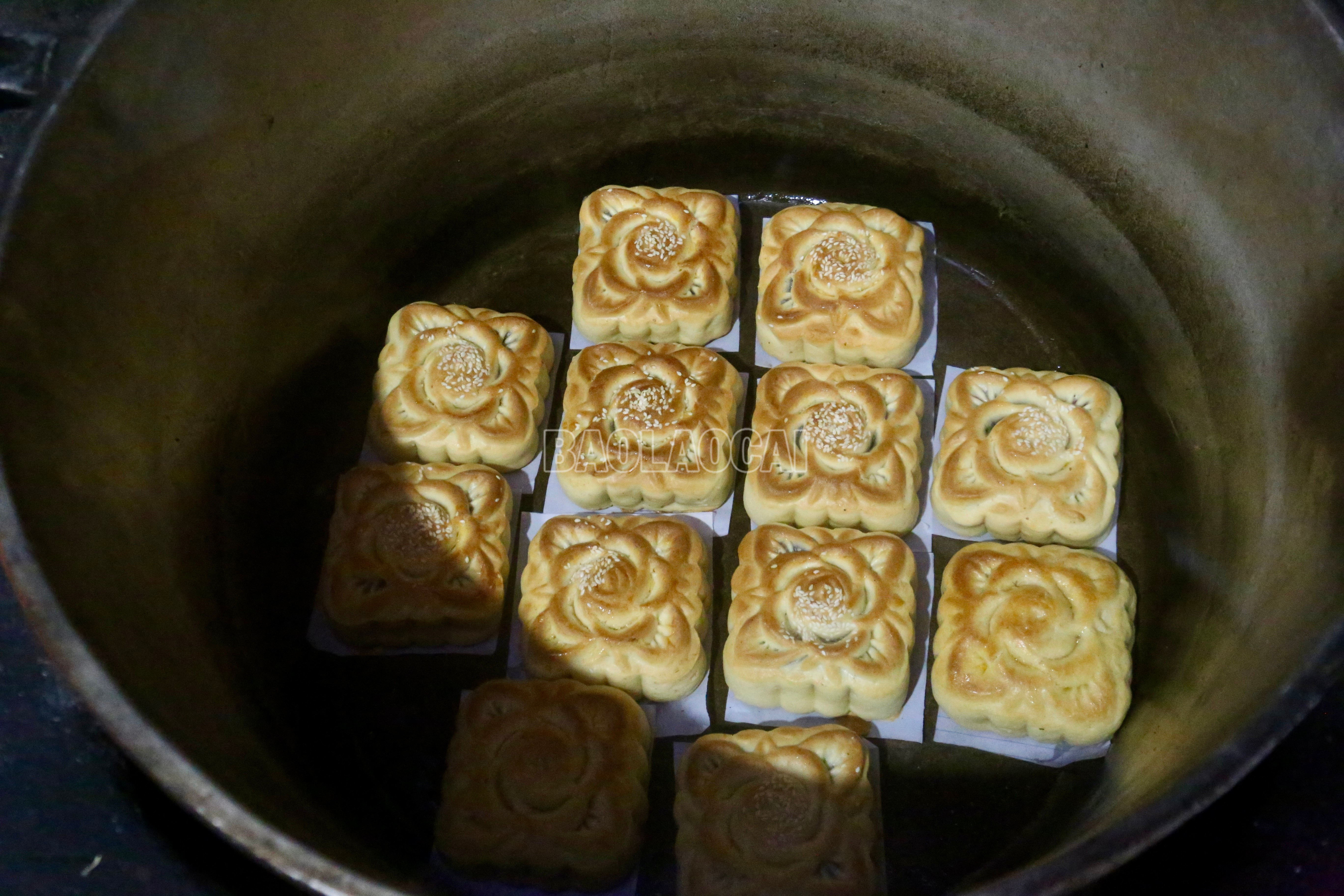 Mẻ bánh Trung thu của người Giáy vừa chín tới, vàng ươm và dậy hương thơm đặc trưng. baolaocai-c_img-6490.jpg