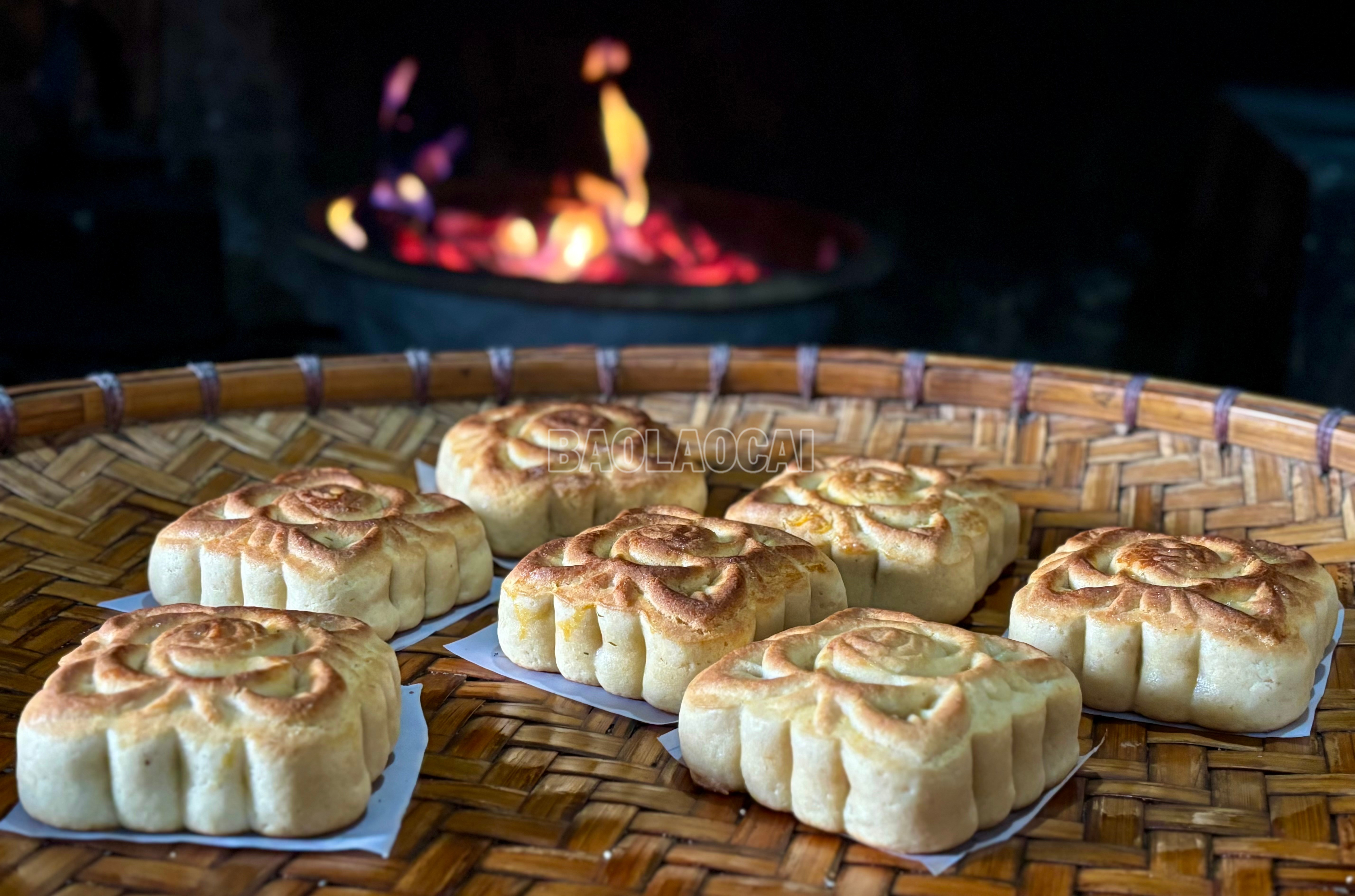 Cứ đến tháng Tám âm lịch hằng năm, gian bếp của người Giáy ở làng Bản Vền (nay là thôn Tân Hồng, xã Bát Xát) lại đỏ lửa, tỏa hương bánh Trung thu nướng thơm lừng. Những mẻ bánh vàng ruộm ra lò không chỉ là món quà mùa trăng, mà còn là cách người Giáy nơi đây gìn giữ hồn vị truyền thống giữa nhịp sống hiện đại. baolaocai-c_img-1321.jpg