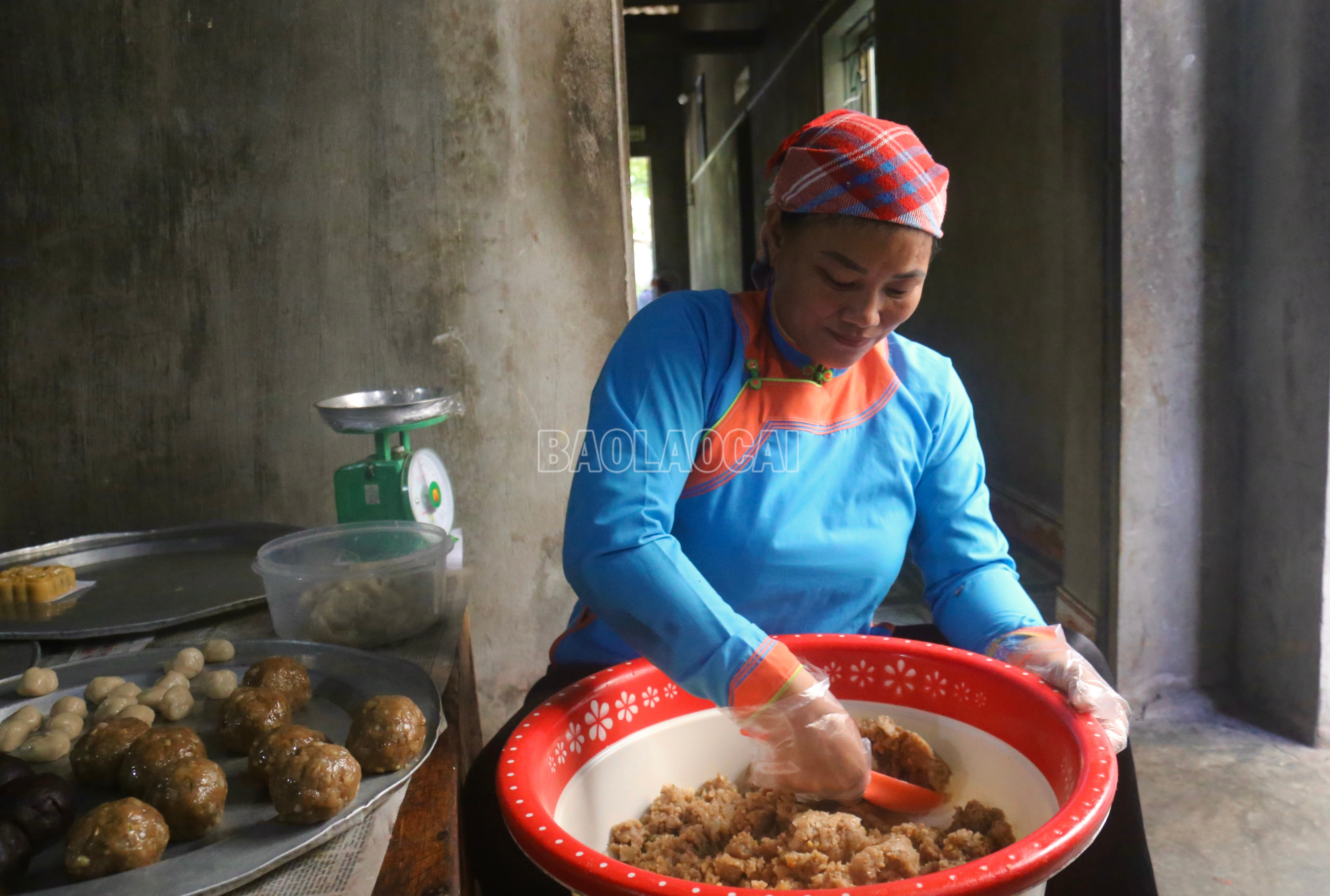 Nguyên liệu làm bánh được phụ nữ Giáy tự tay chuẩn bị từ sớm, tận dụng những sản vật sẵn có như đỗ xanh, lạc, vừng, mật mía… tạo nên hương vị đặc trưng của Tết Trung thu vùng cao. baolaocai-c_img-6747.jpg
