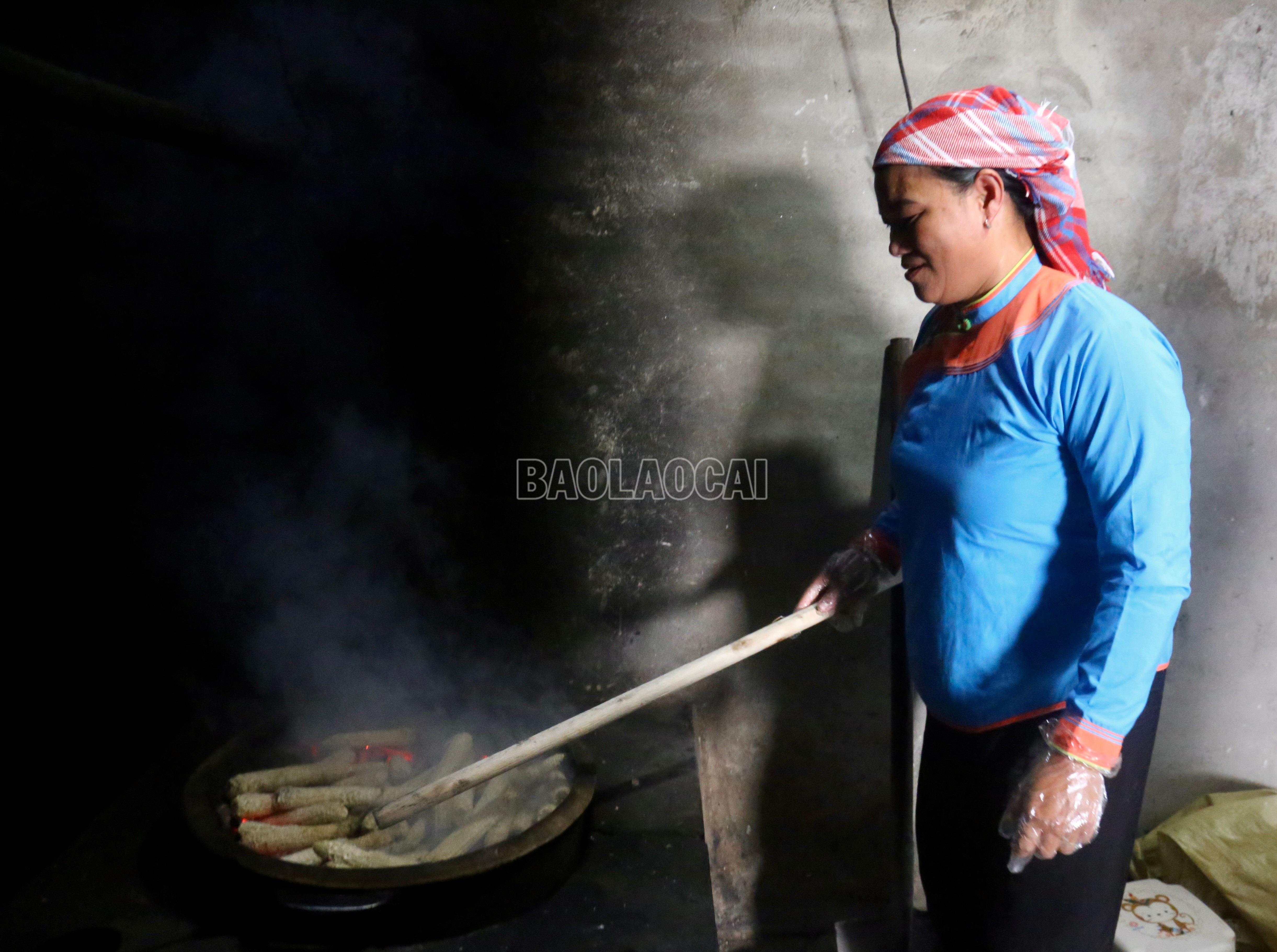 Người Giáy sử dụng lõi ngô phủ trên lớp than hồng để nướng bánh – phương pháp thủ công giúp bánh chín đều, giữ trọn hương vị tự nhiên tự nhiên. baolaocai-c_img-6417.jpg
