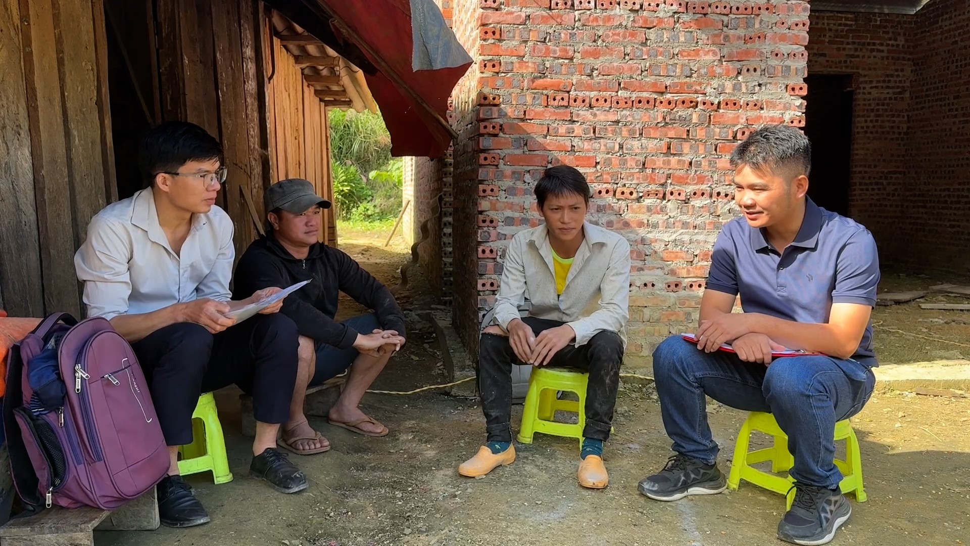 Người dân được tư vấn, hỗ trợ đi nước ngoài lao động. 3.jpg