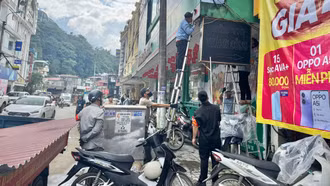 Phường Sa Pa lập lại trật tự hành lang, vỉa hè trên các tuyến phố trung tâm