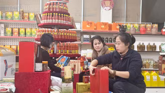 Hàng đặc sản hút khách thị trường Tết