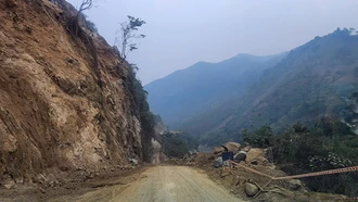 Nhà thầu thi công Quốc lộ 279 "nhức đầu" vì vách đá dựng đứng