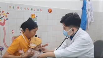 Bác sĩ nội trú từ Bệnh viện Đại học Y Hà Nội hỗ trợ tại Lào Cai