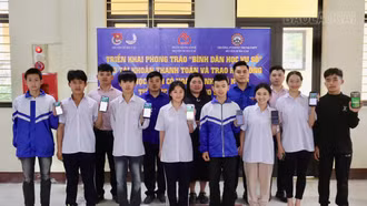 Mở tài khoản ngân hàng, trao học bổng cho học sinh vượt khó tại Si Ma Cai