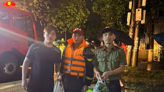 Nghĩa tình trong mưa lũ