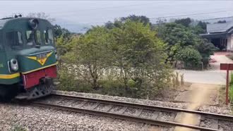 Hiến đất mở đường, bảo đảm an toàn và sinh kế lâu dài