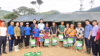 Trung ương Hội Nông dân thăm, tặng quà hội viên nông dân bị thiệt hại do bão số 3