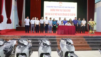 Trao tặng xe máy hỗ trợ 12 xã phía Bắc tỉnh Lào Cai