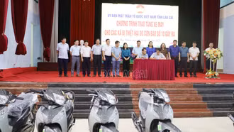 Trao tặng xe máy hỗ trợ 12 xã phía Bắc tỉnh Lào Cai