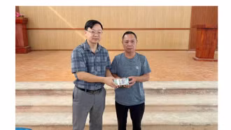 Giải ngân 800 triệu đồng cho hội viên nông dân xã Việt Tiến vay chăm sóc, phát triển cây quế