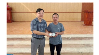 Giải ngân 800 triệu đồng cho hội viên nông dân xã Việt Tiến vay chăm sóc, phát triển cây quế