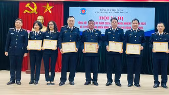 Cục Hải quan tỉnh Lào Cai khen thưởng nhiều tập thể, cá nhân điển hình tiên tiến