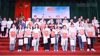 Trao học bổng cho 35 sinh viên Trường Cao đẳng Lào Cai