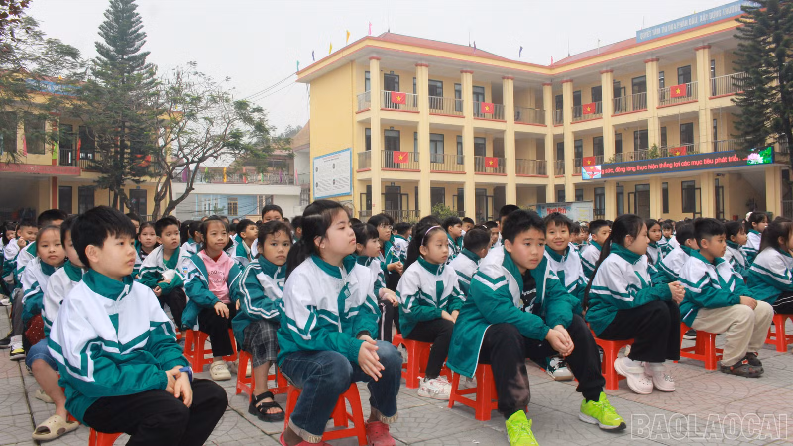 Các đại biểu và học sinh dự lễ tổng kết.